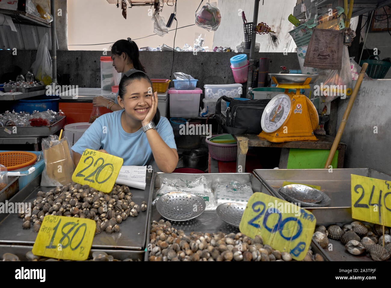 Thaïlande sourire. Femme heureuse et souriante fournisseur de nourriture thaïlandaise à son décrochage du marché. Thaïlande S. E. Asie. Femme asiatique souriante Banque D'Images