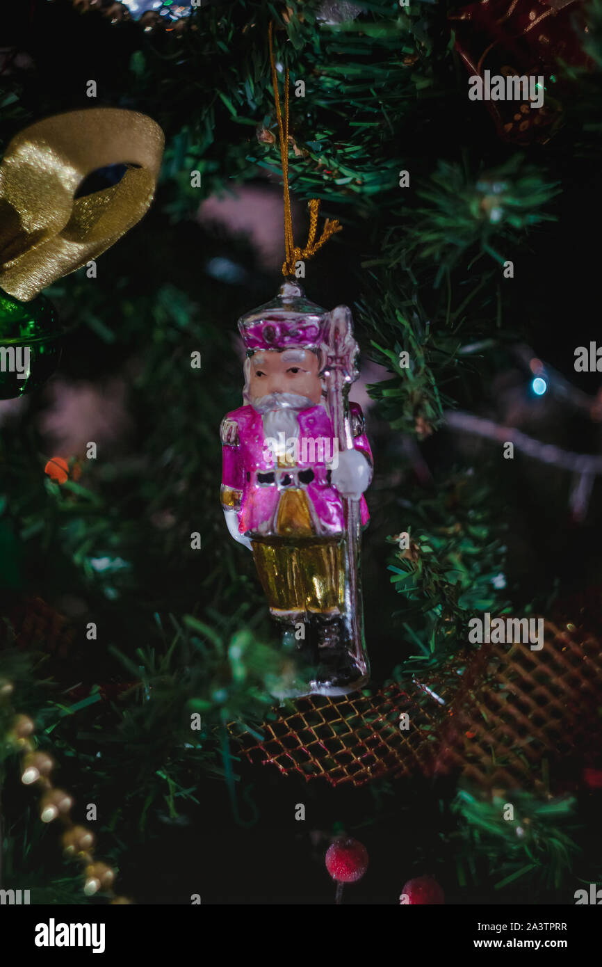 Les jouets de Noël sous la forme d'un mobilier ancien en céramique décoré Noël Casse-Noisette sur un arbre de Noël. Close-up. Banque D'Images