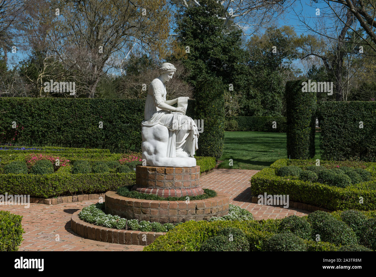 La Clio jardin et la figure de la muse, Clio, à Bayou Bend, la succession de longue date et philanthrope Houston Ima Hogg collecteur à Houston, Texas Banque D'Images