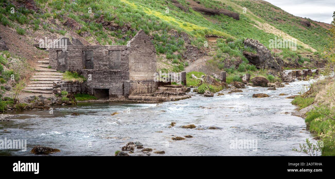 Panorama des ruines d'un ancien moulin en pierre debout près de la rivière Banque D'Images