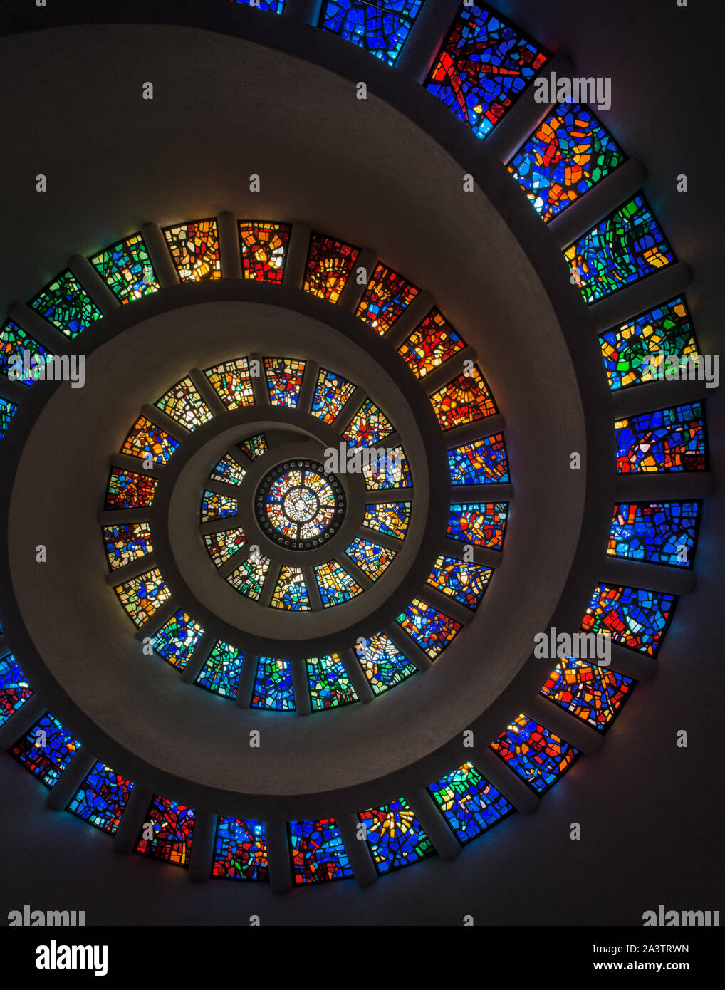 La gloire à l'intérieur de la fonction de fenêtre en forme de spirale chapelle en Thanks-Giving Square triangulaire (techniquement), conçu par l'architecte Philip Johnson au centre-ville de Dallas, Texas Banque D'Images
