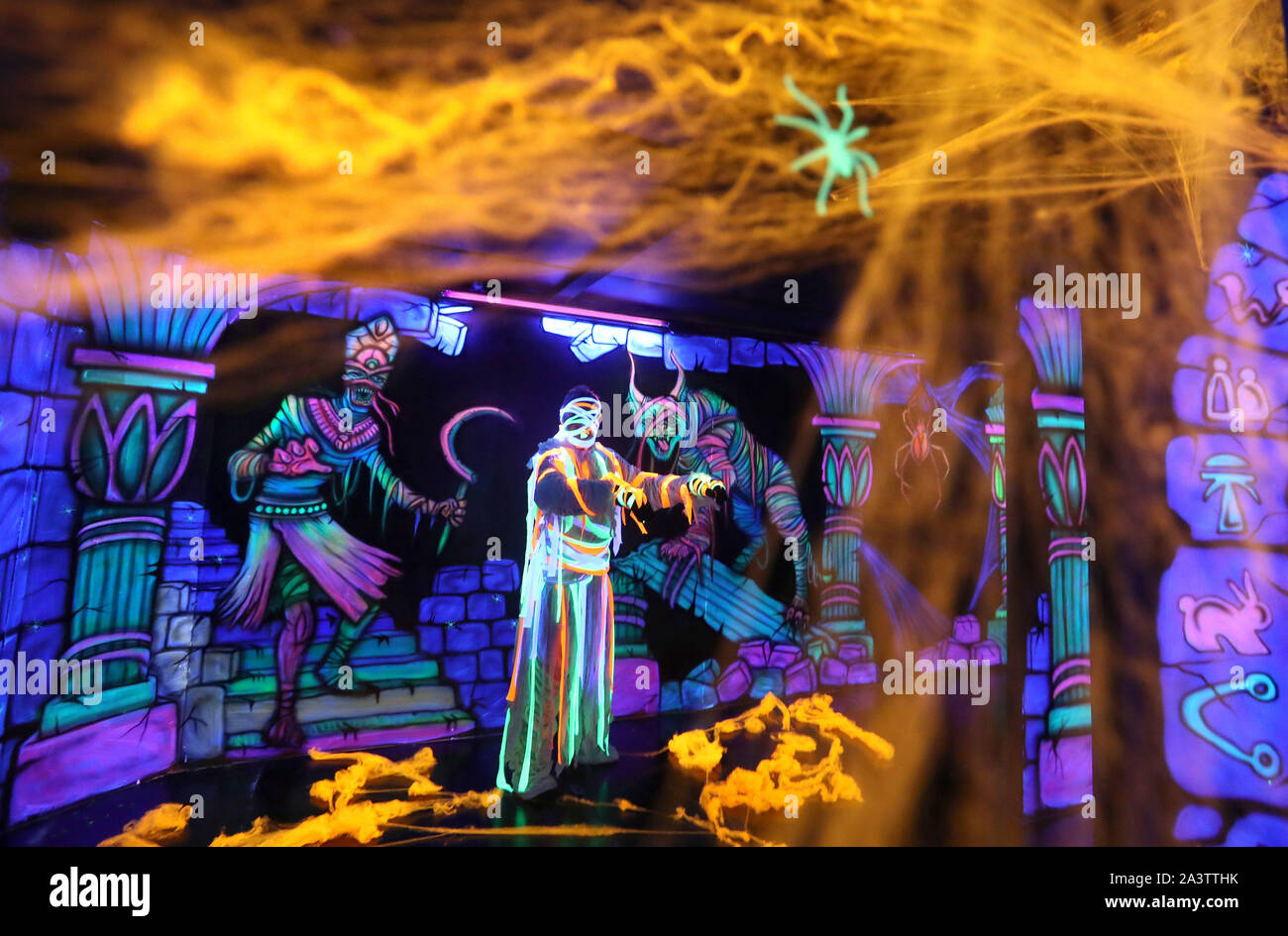 Scott Meiklejohn obtient en caractère comme une momie pendant une photo d'appeler à l'avance de 'Hallowild', Blair Drummond Safari Parcs Halloween annuel événement. Le thème de cette année dans la promenade hantée est un tombeau égyptien ayant des effets 3D aux côtés d'acteurs qui jouent les rôles des pharaons et des momies. PA Photo. Photo date : Jeudi 10 octobre 2019. Voir l'histoire de Halloween. ANIMAUX PA Crédit photo doit se lire : Andrew Milligan/PA Wire Banque D'Images