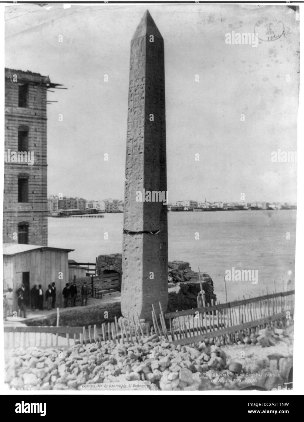 L'obélisque dans sa position d'origine à Alexandrie, Egypte Banque D'Images