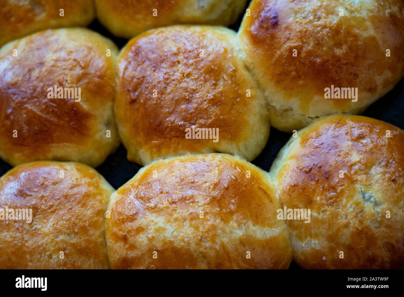 Sweet buns sur une plaque. Petits pains chauds au four. Sweet buns sur une  plaque de cuisson Photo Stock - Alamy