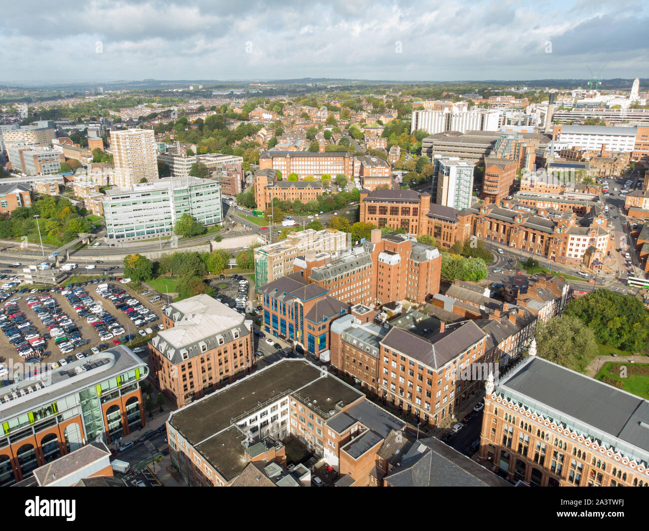 Photo aérienne prise sur le centre de Leeds au Royaume-Uni, montrant le centre-ville typiquement britannique ainsi que des hôtels, des commerces et centres commerciaux, prises Banque D'Images