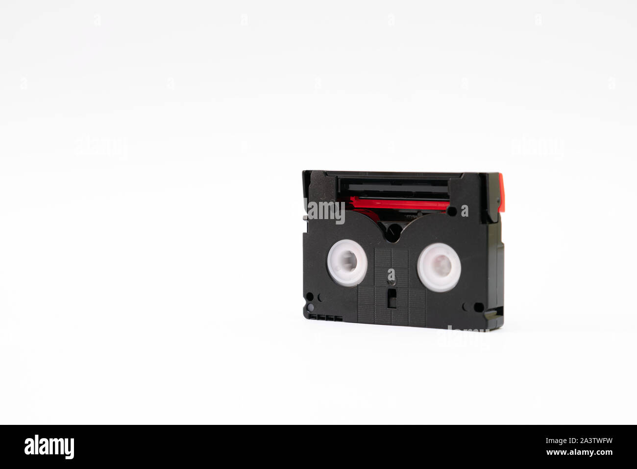 Vintage mini cassette DV utilisé pour l'enregistrement vidéo retour dans une journée. Plastique, ruban magnétique, film analogique sur fond blanc Banque D'Images
