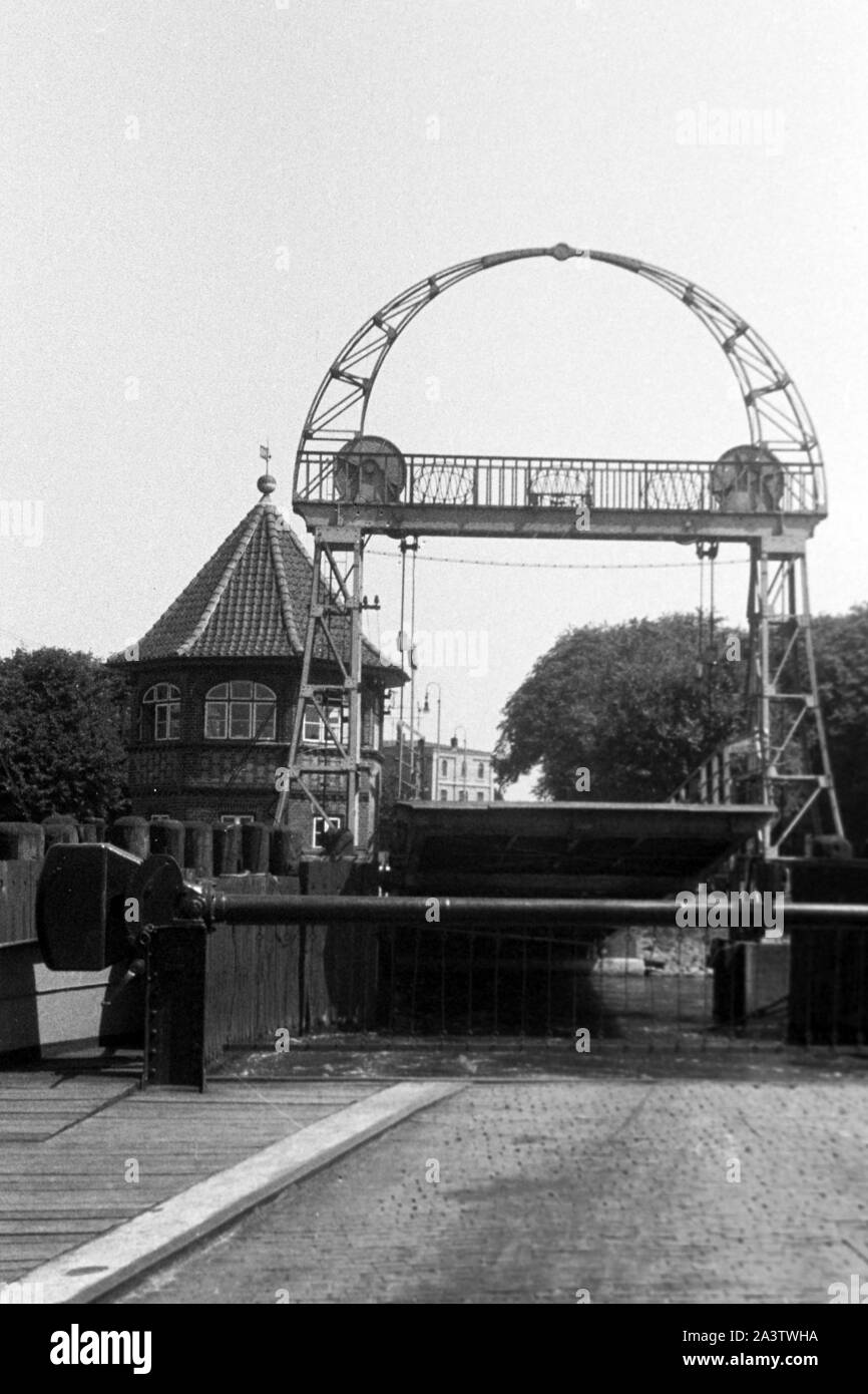 Zugbrücke dans Marne, Schleswig-Holstein, 1936. Pont-levis dans la Marne, Schleswig-Holstein, 1936. Banque D'Images