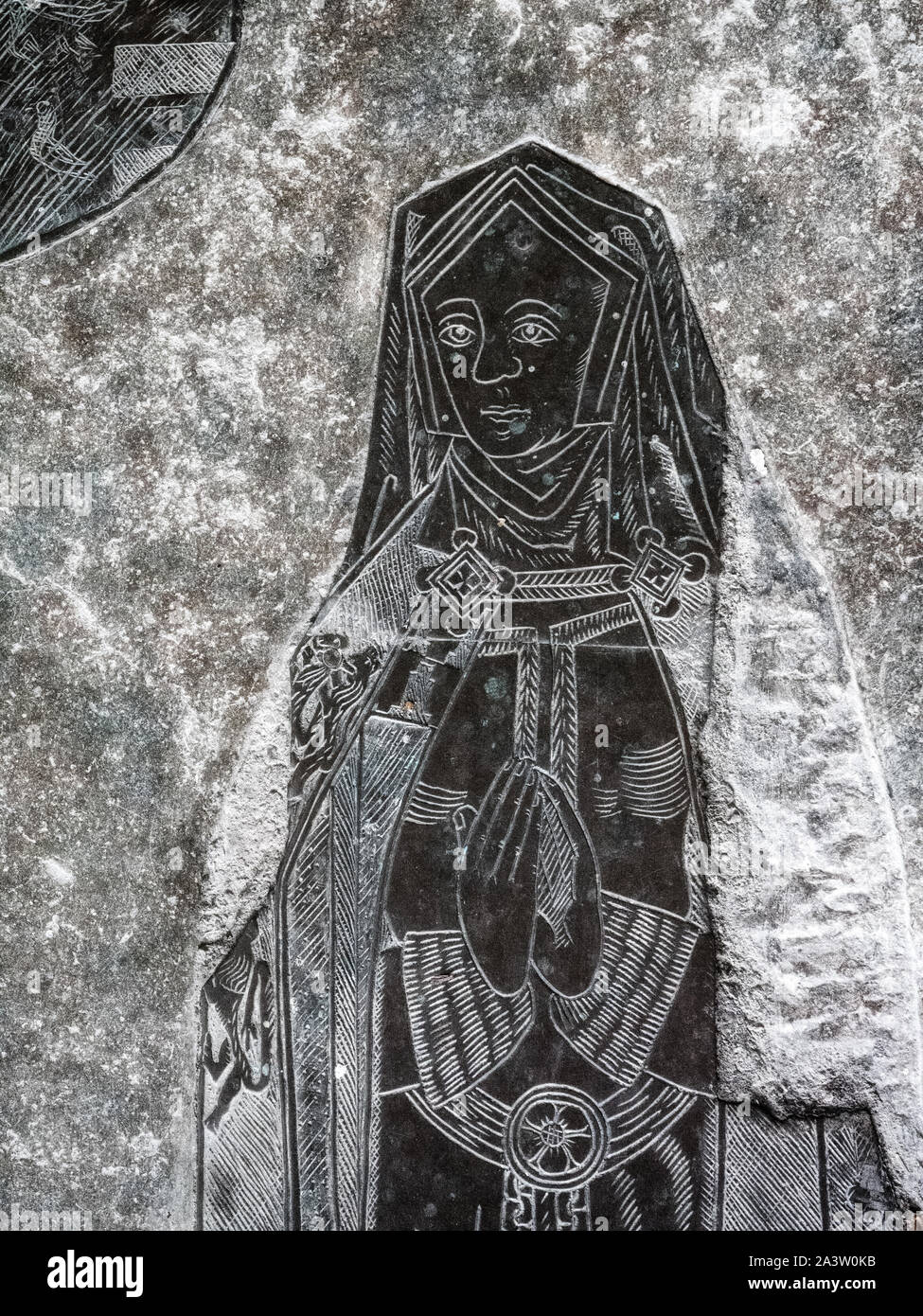 L'ardoise d'une cité médiévale incisées dame à la prière ensemble dans le plancher de l'église paroissiale de Norbury près de Shbourne dans le Derbyshire UK Banque D'Images
