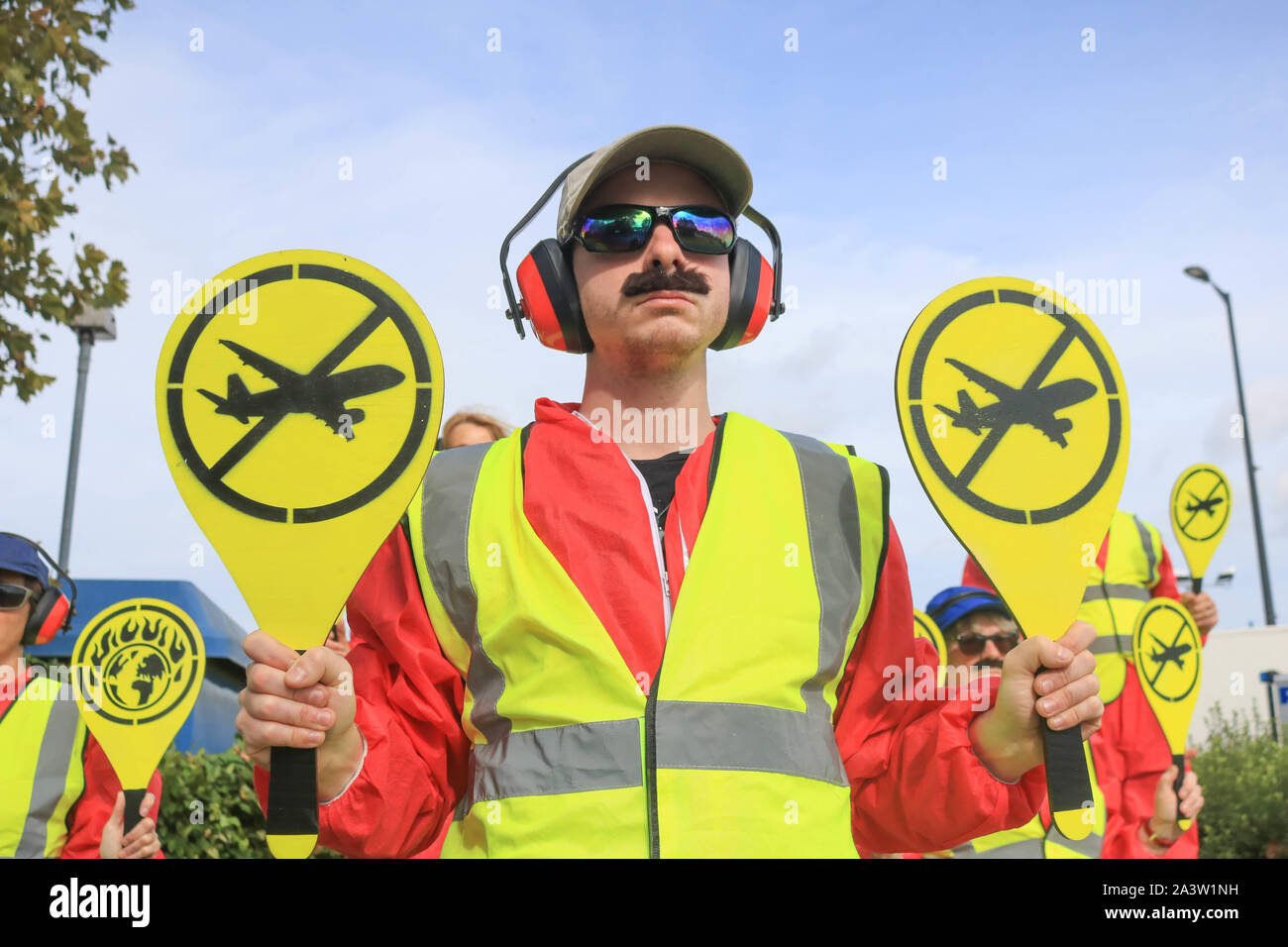 Londres, Royaume-Uni - 10 octobre 2019. Les membres de l'équipage d'atterrissage que de nombreux manifestants de rébellion Extinctiom rassembler à l'extérieur de l'aéroport de Londres City entrée de l'édifice qu'ils tentent d'arrêter l'aéroport pendant trois jours dans le cadre d'une campagne pour forcer le gouvernement à déclarer une urgence climatique et un engagement à mettre un terme à la perte de la biodiversité et les émissions de carbone zéro net en 2025 et pour la création d'une assemblée de citoyens sur le climat et la justice écologique Crédit : amer ghazzal/Alamy Live News Banque D'Images