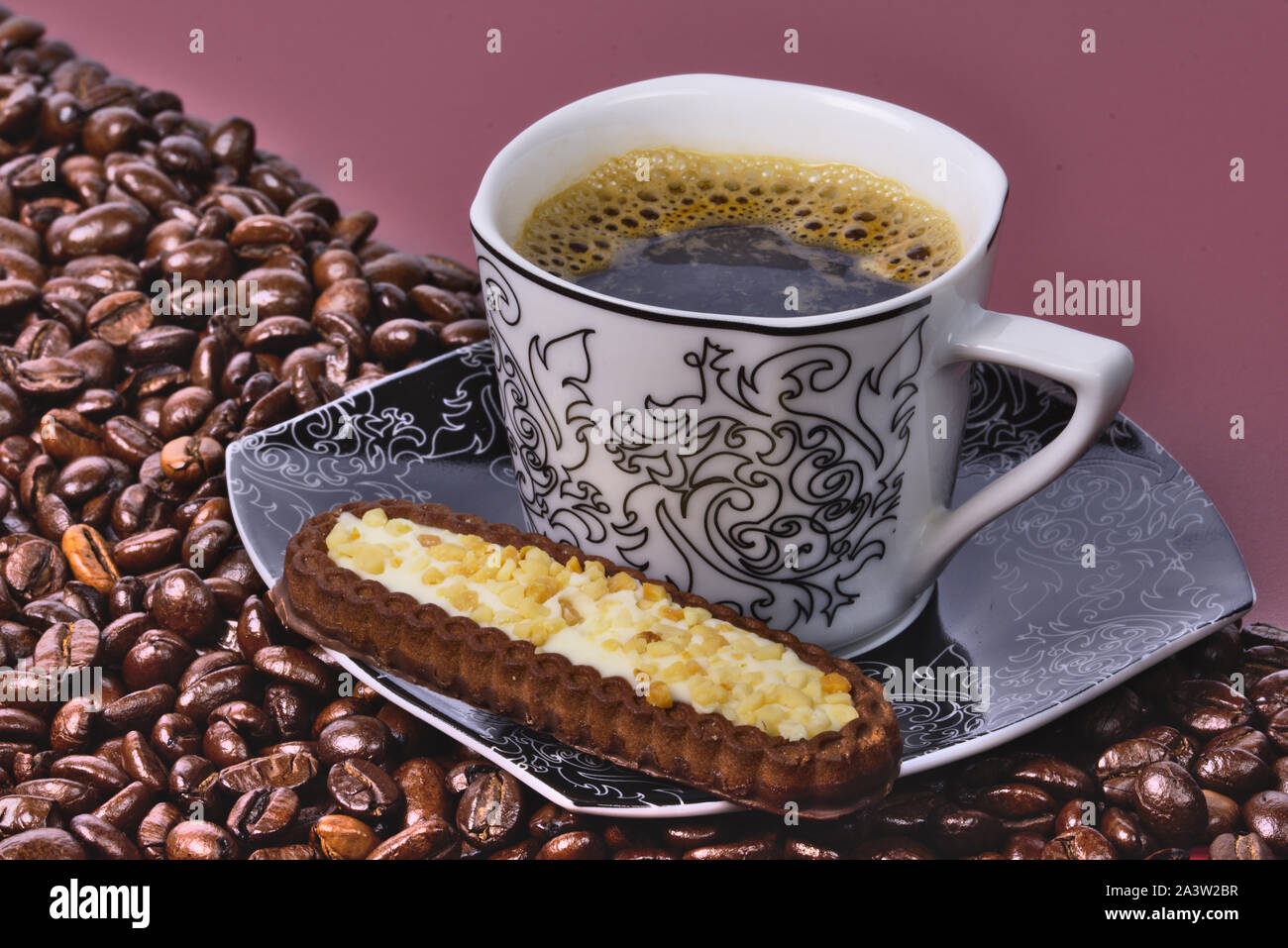 Tasse de café avec des haricots et les cookies Banque D'Images