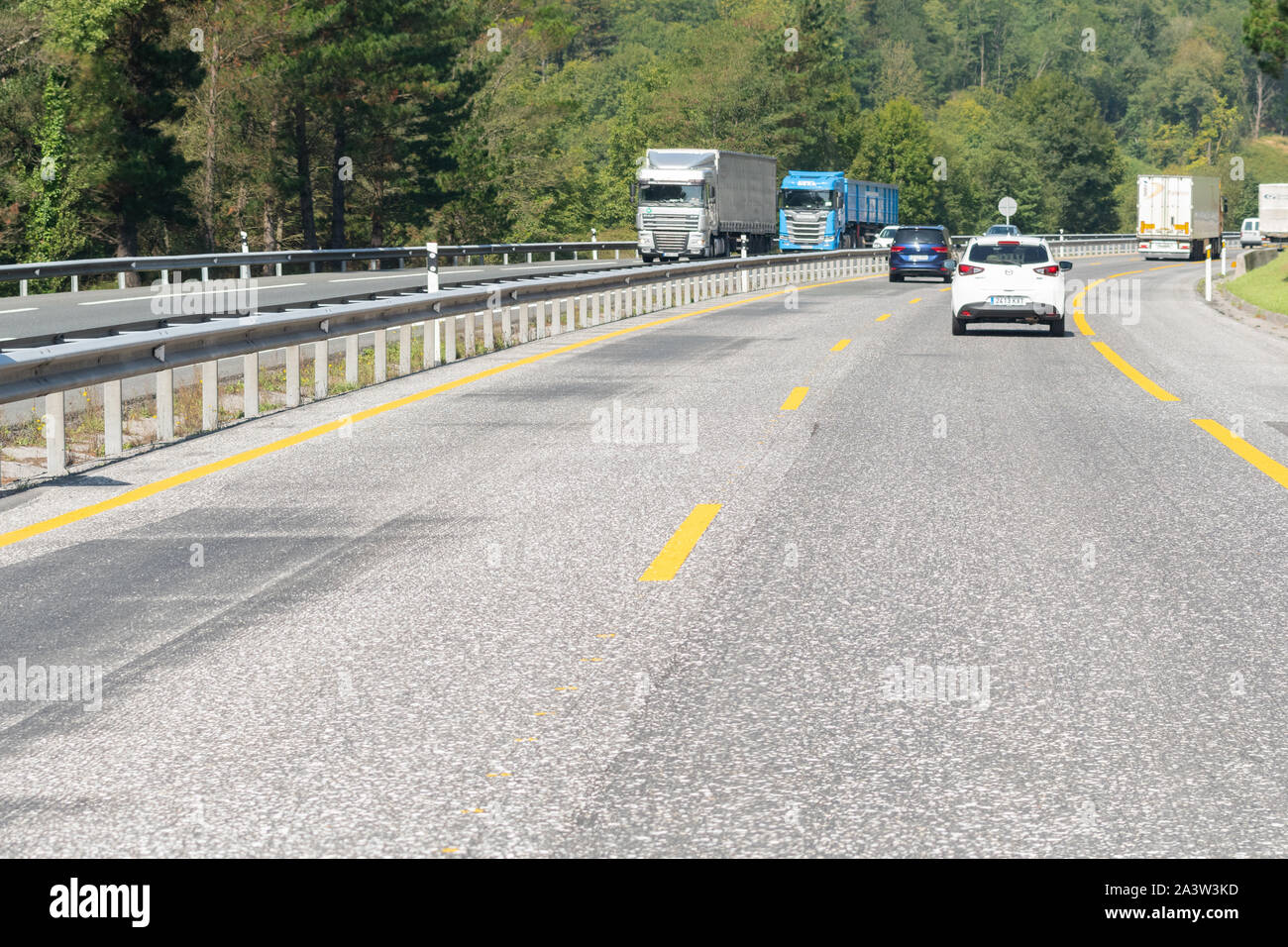 Marques de surface routière temporaire jaune sur une route de l'Espagne, l'Europe Banque D'Images
