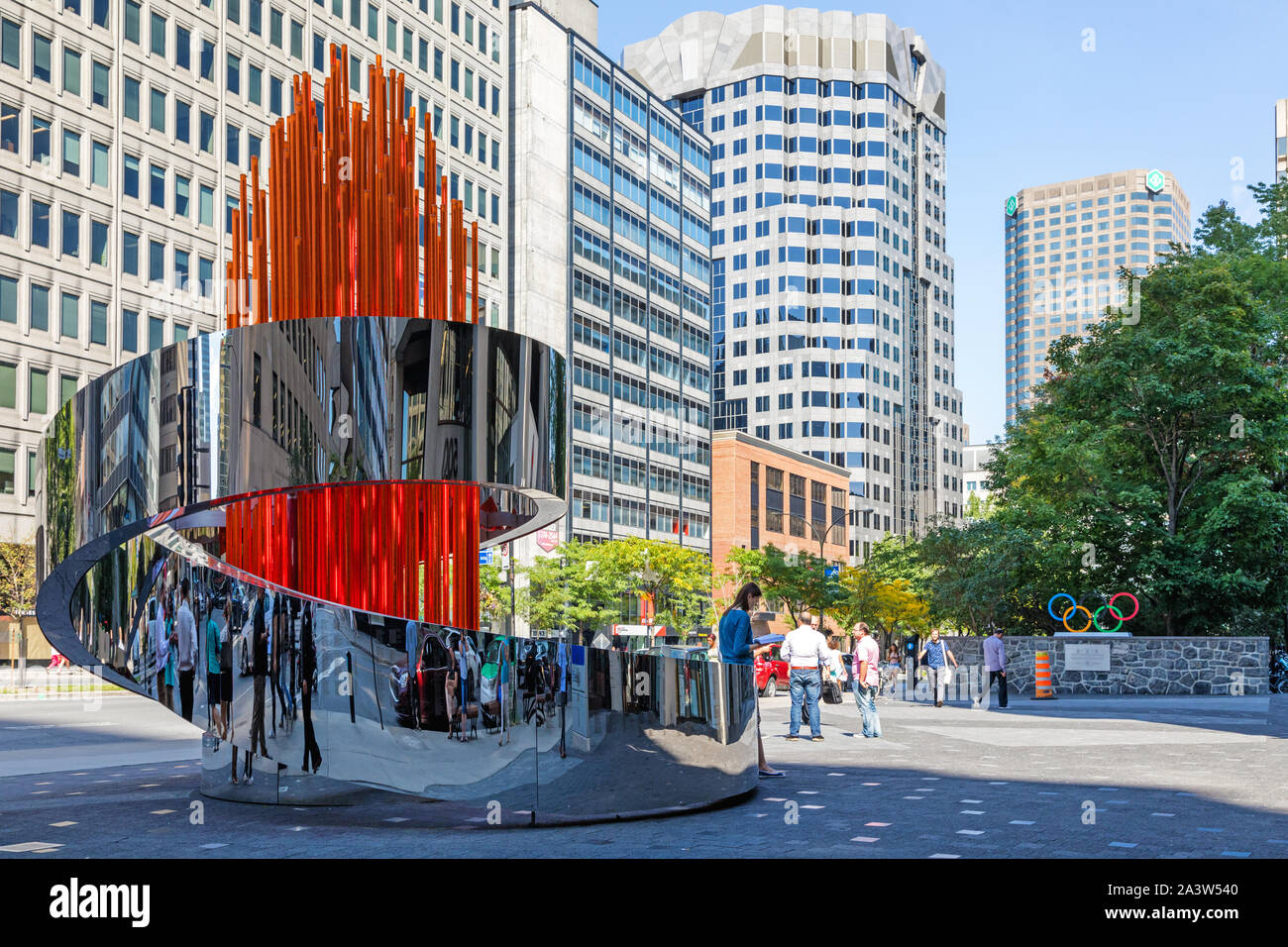 Montréal, Canada - 14 septembre 2017 : La sculpture de la flamme olympique sur la plaza de la siège de l'olympique canadien au centre-ville de Montréal, Rene-Leves Banque D'Images