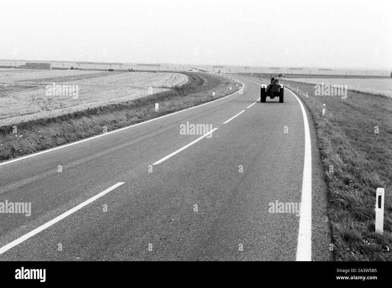 Traktor auf der Straße nach der Provinz Harderwijk en Gueldre, Pays-Bas 1971. Le tracteur sur la rue à Harderwijk dans la province de Gelderland, Pays-Bas 1971. Banque D'Images