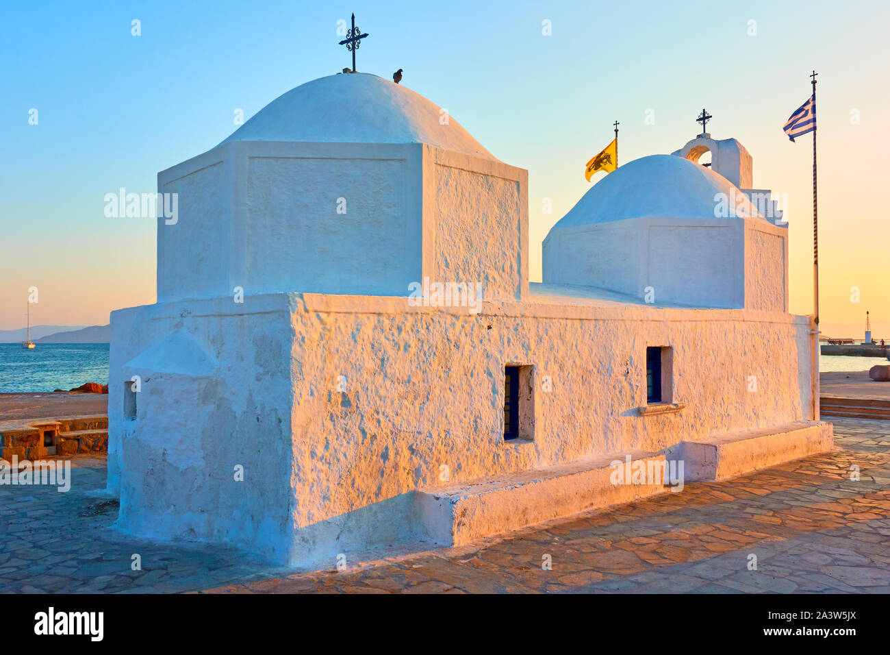 Eglise d'Agios Nikolaos le port d'Aegina island au coucher du soleil, Grèce Banque D'Images