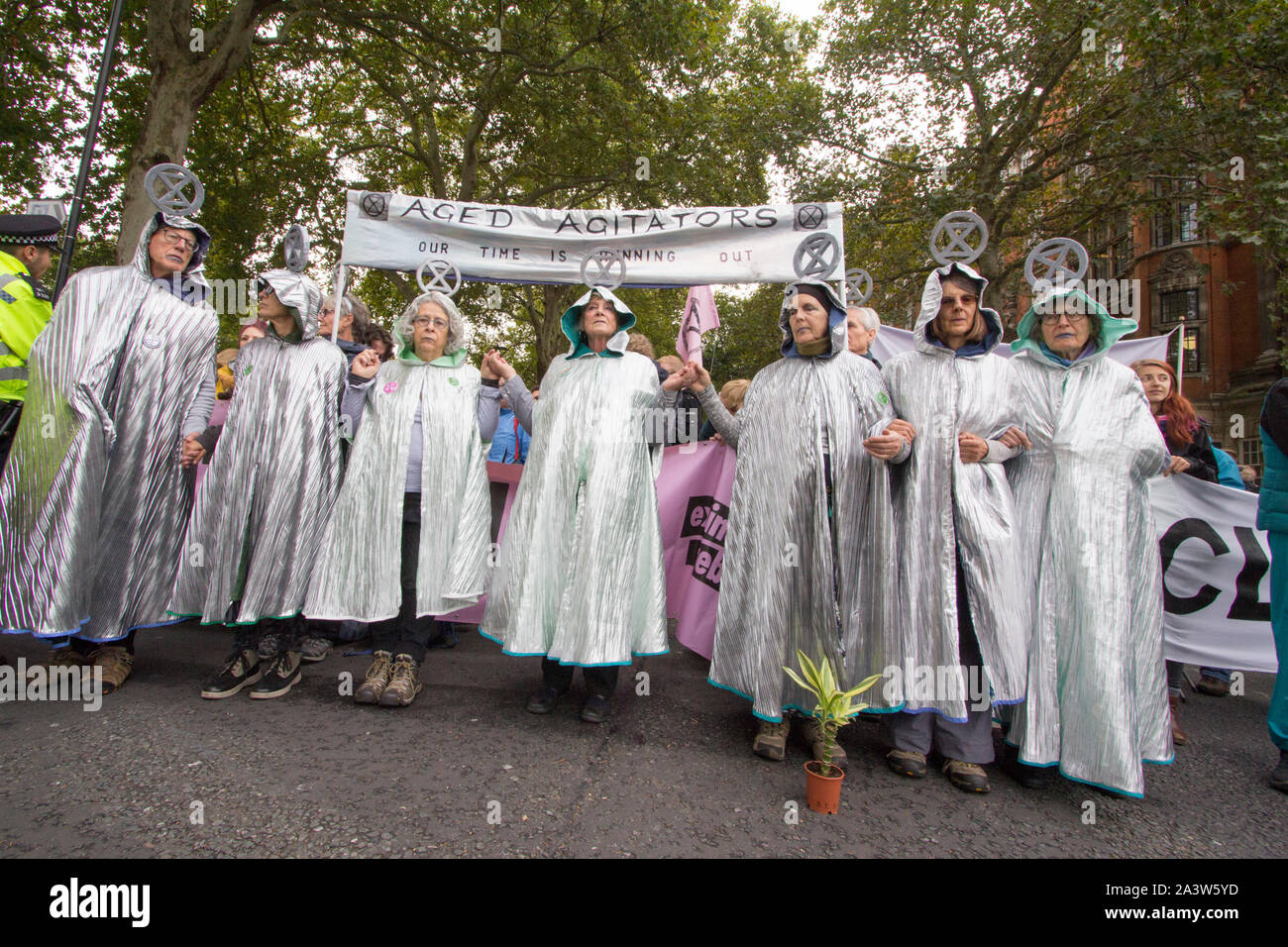 Agitateurs de mettre Londres à l'arrêt dans la première journée de manifestations de rébellion d'Extinction Banque D'Images