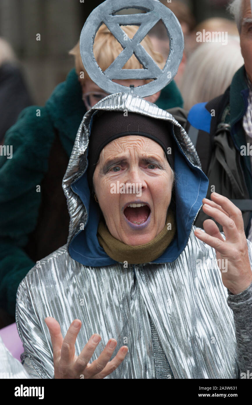 Agitateurs de mettre Londres à l'arrêt dans la première journée de manifestations de rébellion d'Extinction Banque D'Images