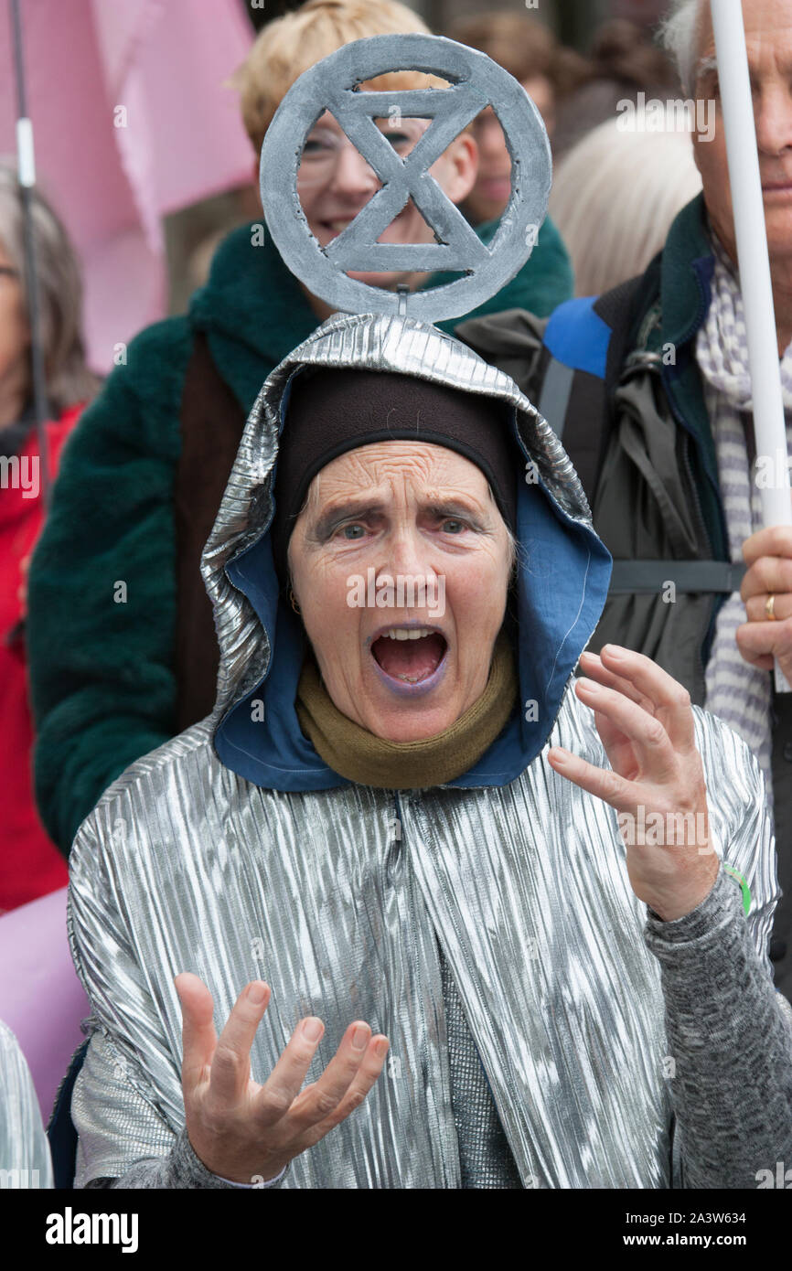 Agitateurs de mettre Londres à l'arrêt dans la première journée de manifestations de rébellion d'Extinction Banque D'Images