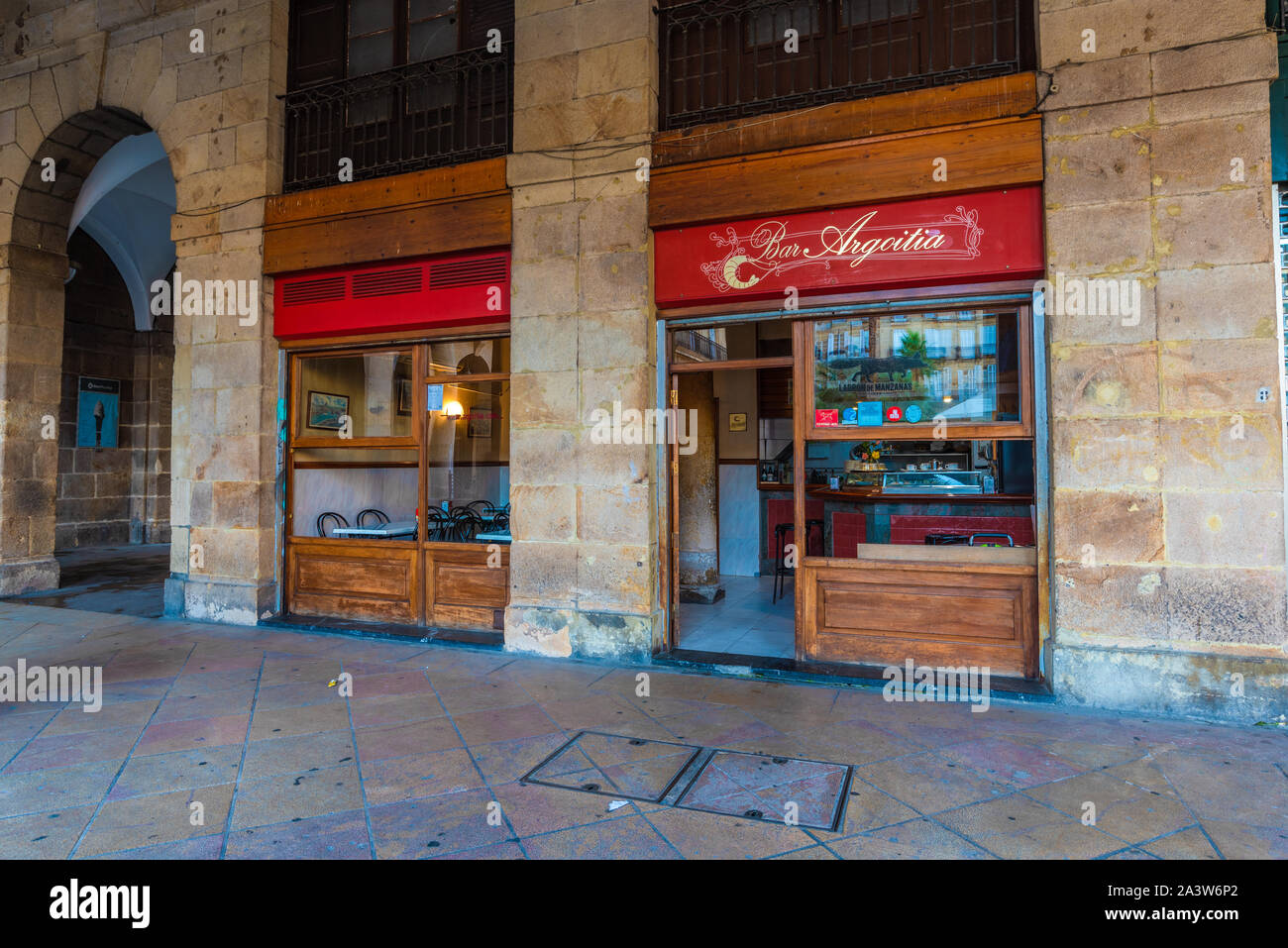 16/09-19, Bilbao, Espagne. La partie extérieure de la barre d'Argoitia pintxos sur la Plaza Nueva. Banque D'Images