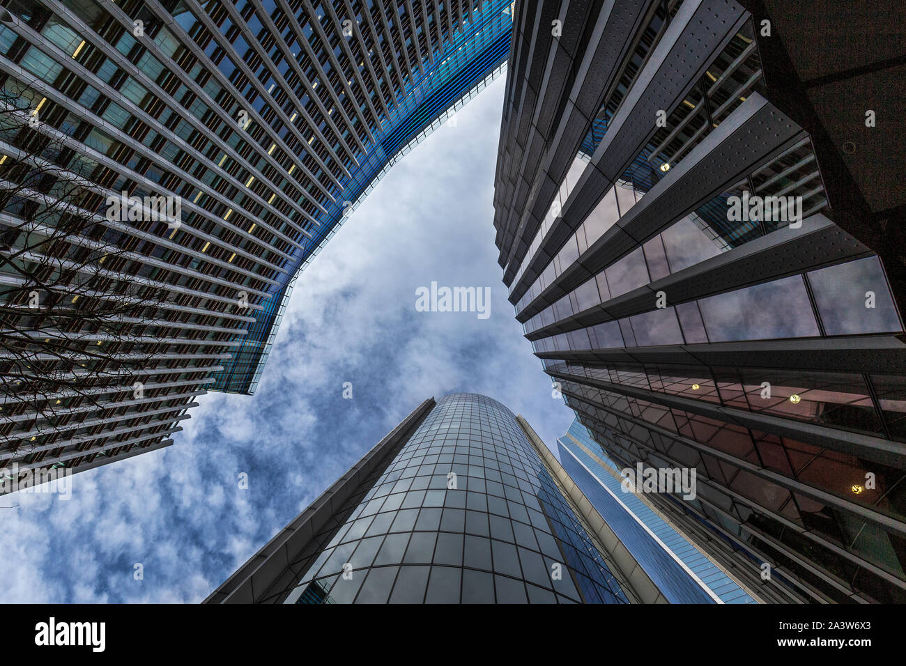 Gratte-ciel à partir de l'angle faible. Des murs de verre et d'autres bâtiments ciel reflètent Banque D'Images