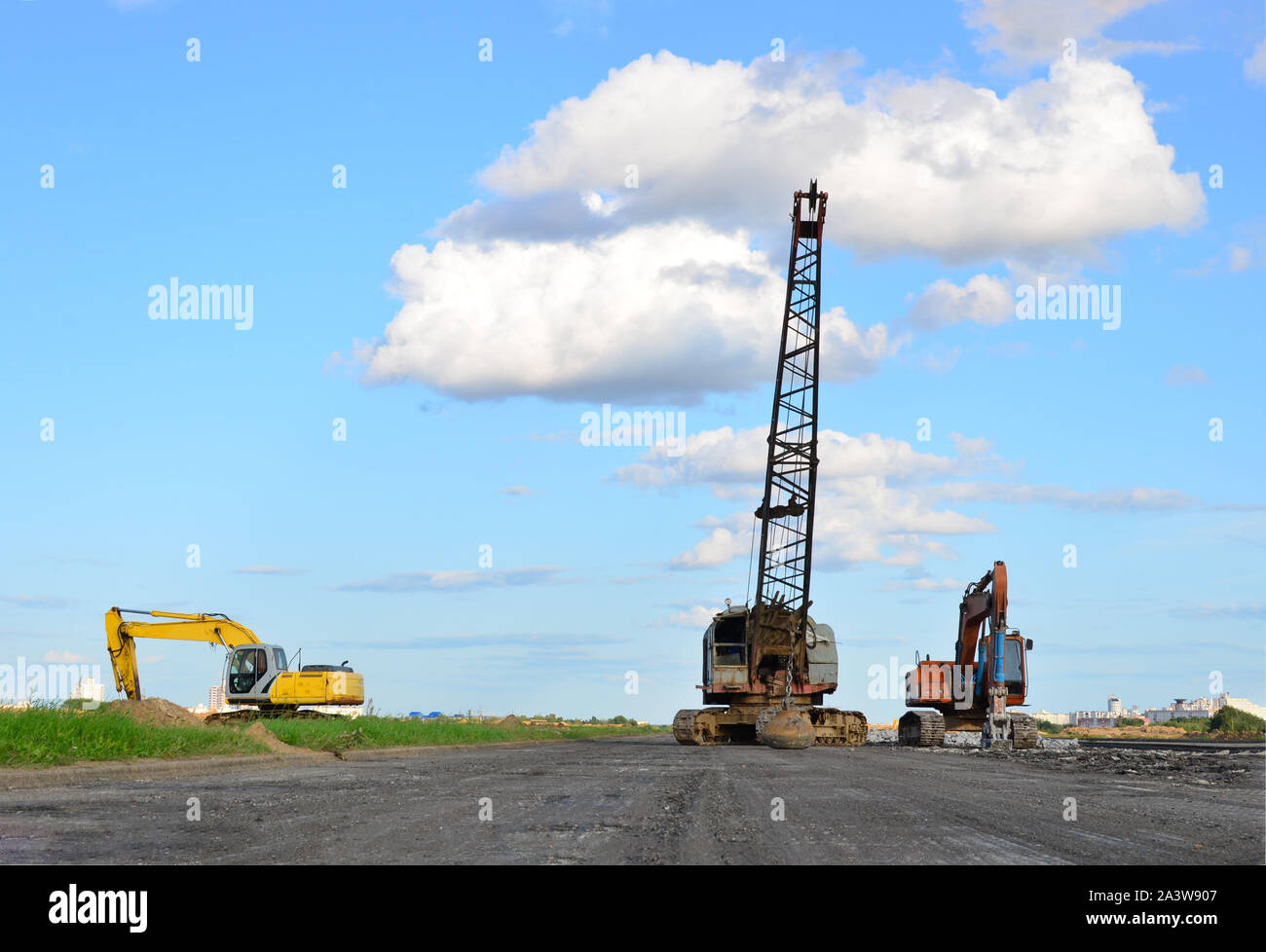 De grandes grues sur chenilles pelle à benne traînante ou avec un métal lourd boulet sur un câble en acier. Wrecking balles sur les chantiers de construction. Démontage et dem Banque D'Images