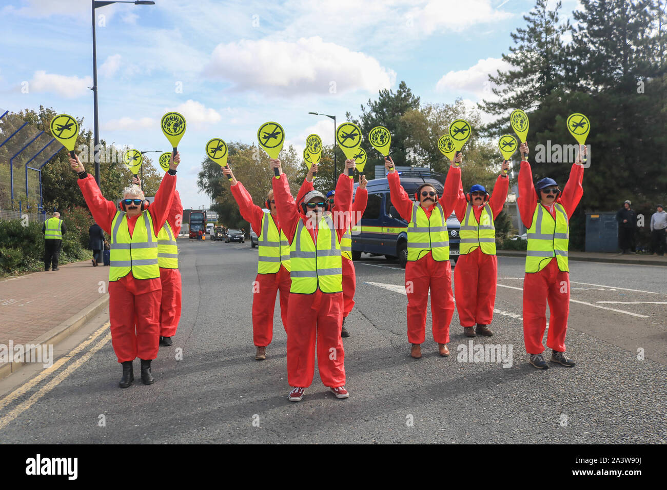 Londres, Royaume-Uni - 10 octobre 2019. Les membres de l'équipage d'atterrissage que de nombreux manifestants de rébellion Extinctiom rassembler à l'extérieur de l'aéroport de Londres City entrée de l'édifice qu'ils tentent d'arrêter l'aéroport pendant trois jours dans le cadre d'une campagne pour forcer le gouvernement à déclarer une urgence climatique et un engagement à mettre un terme à la perte de la biodiversité et les émissions de carbone zéro net en 2025 et pour la création d'une assemblée de citoyens sur le climat et la justice écologique Crédit : amer ghazzal/Alamy Live News Banque D'Images