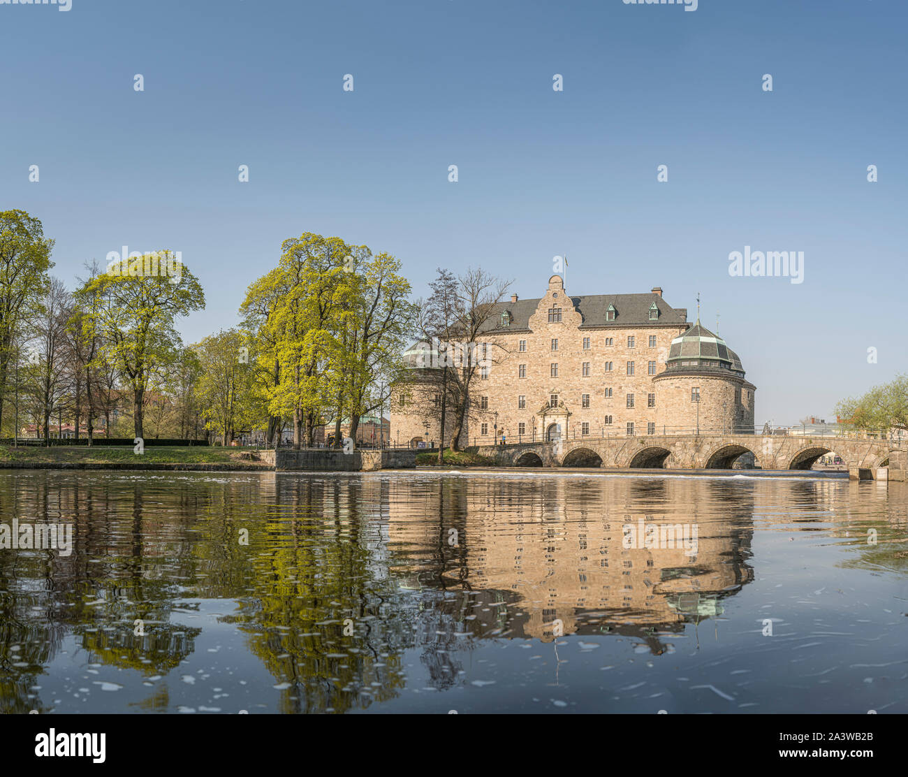 Orebro Castle (Örebro Slott) par la rivière Svartan (Svartån). La Suède. La Scandinavie. Banque D'Images