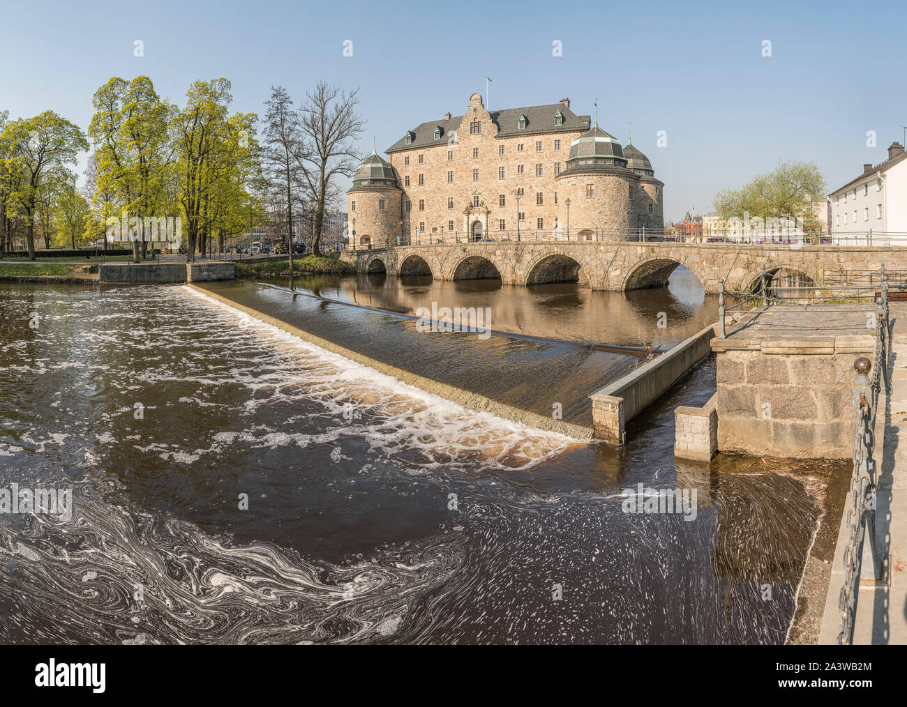 Orebro Castle (Örebro Slott) par la rivière Svartan (Svartån). La Suède. La Scandinavie. Banque D'Images