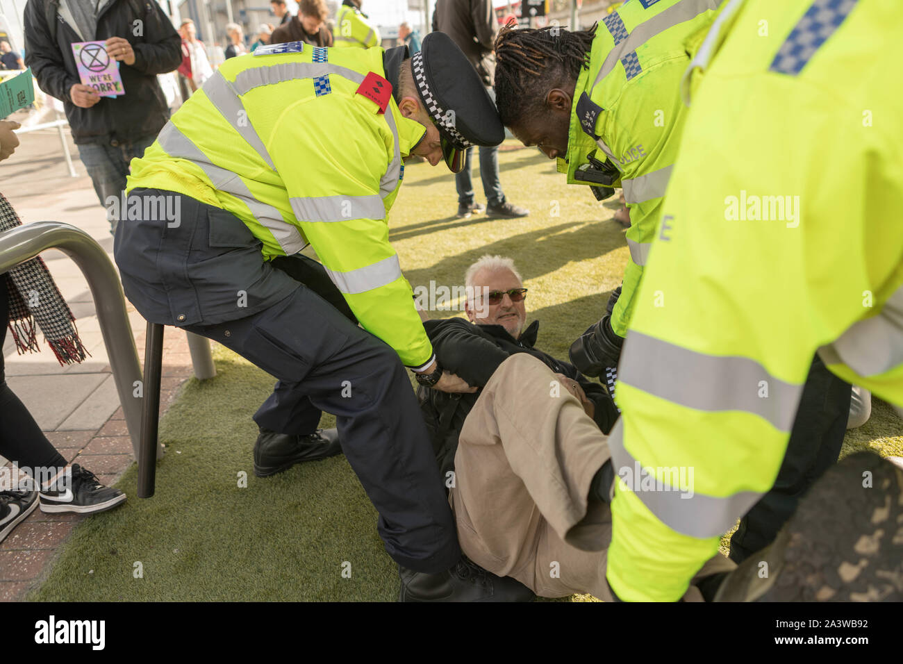 City Airport, London, UK. 10 Oct, 2019. Les manifestants de la campagne environnementale Extinction groupe Rebellion bloquer la route à l'extérieur de l'aéroport de London City. Une grande présence de la police et de nombreuses arrestations. Penelope Barritt/Alamy Live News Banque D'Images
