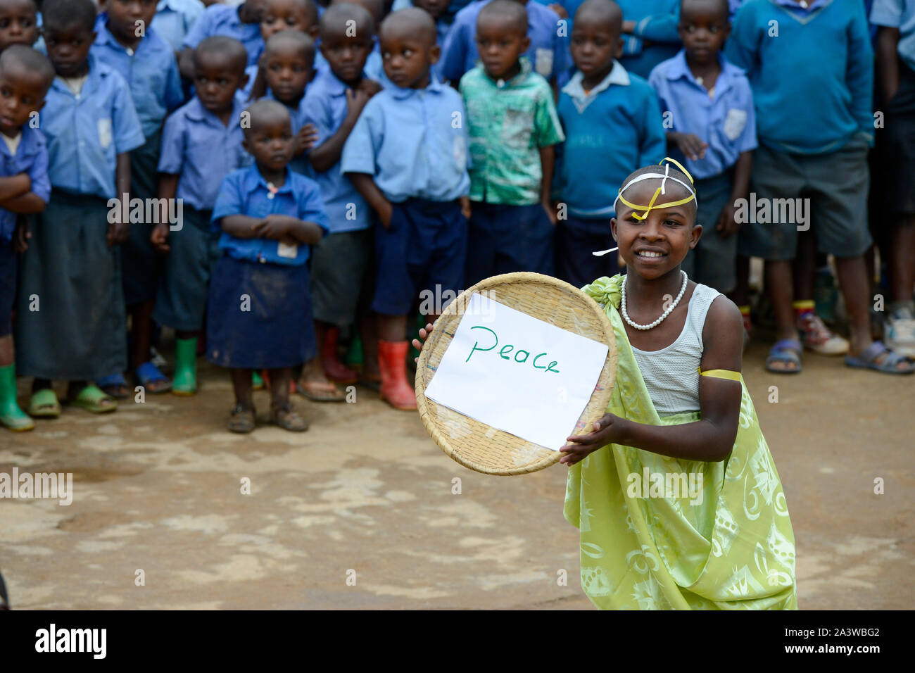 Le RWANDA, Musanze, Ruhengeri, village Janja, spectacle de danse à l'école, programme la réconciliation après le génocide, girl détient un bol avec le mot paix Banque D'Images