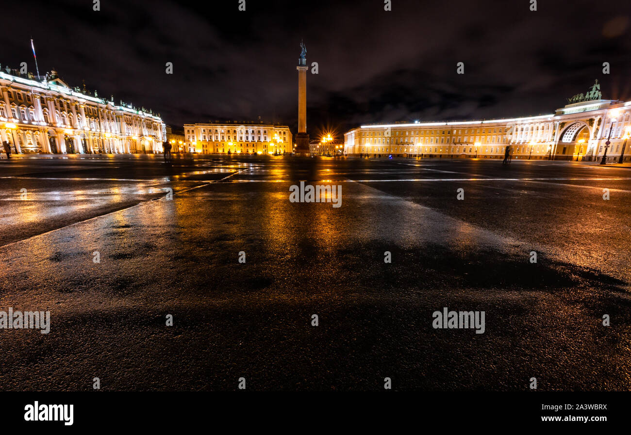 La Place du Palais avec colonne Alexandre, major général des capacités, l'Ermitage ou Palais d'hiver, St Petersbourg, Russie la nuit Banque D'Images