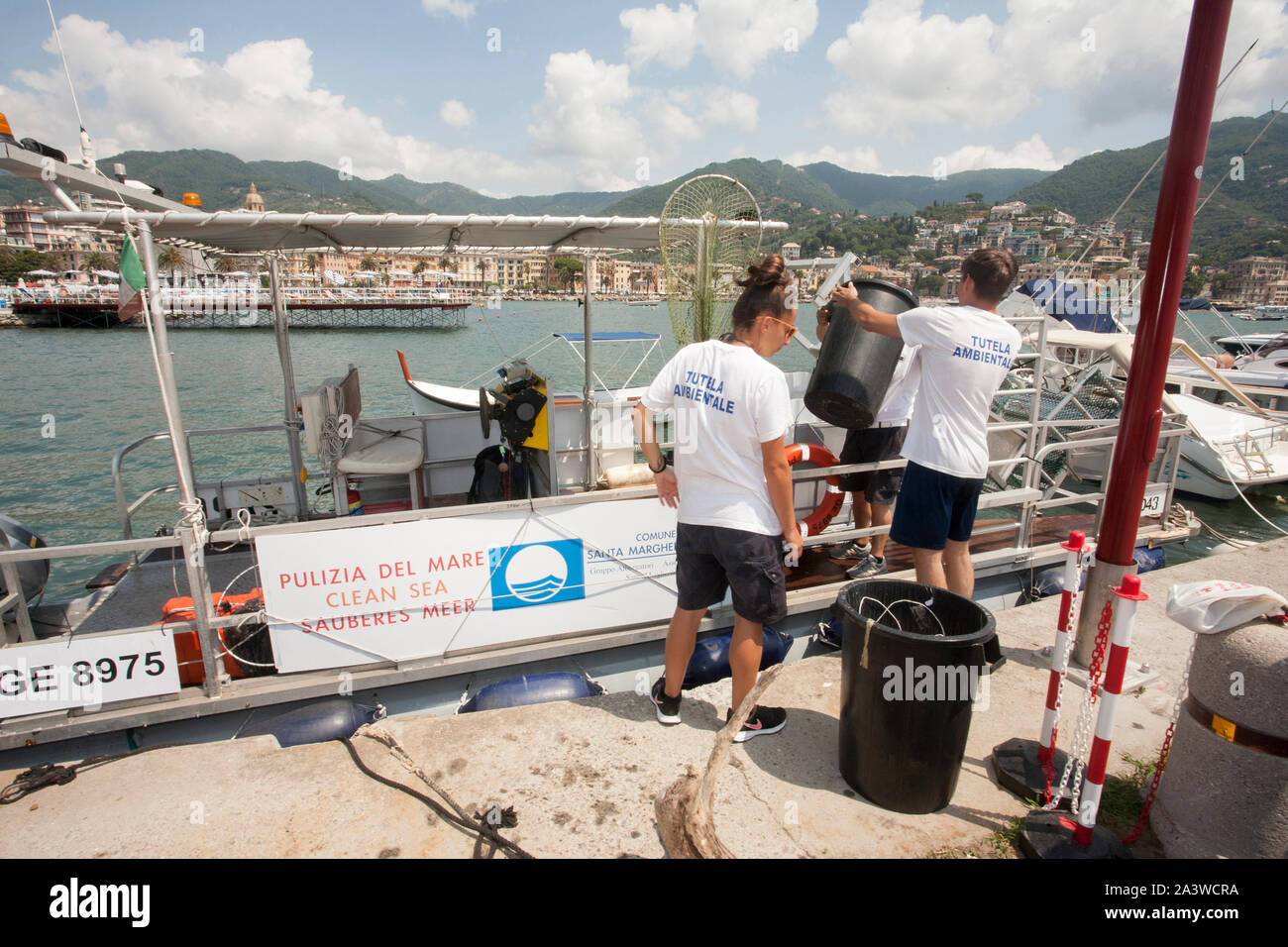 Servizio di pulizie del mare, dans la région de accordo con la onlus Guardia costiera ausiliaria, un'apposita imbarcazione raccoglie i rifiuti, sbarc galleggianti li Banque D'Images