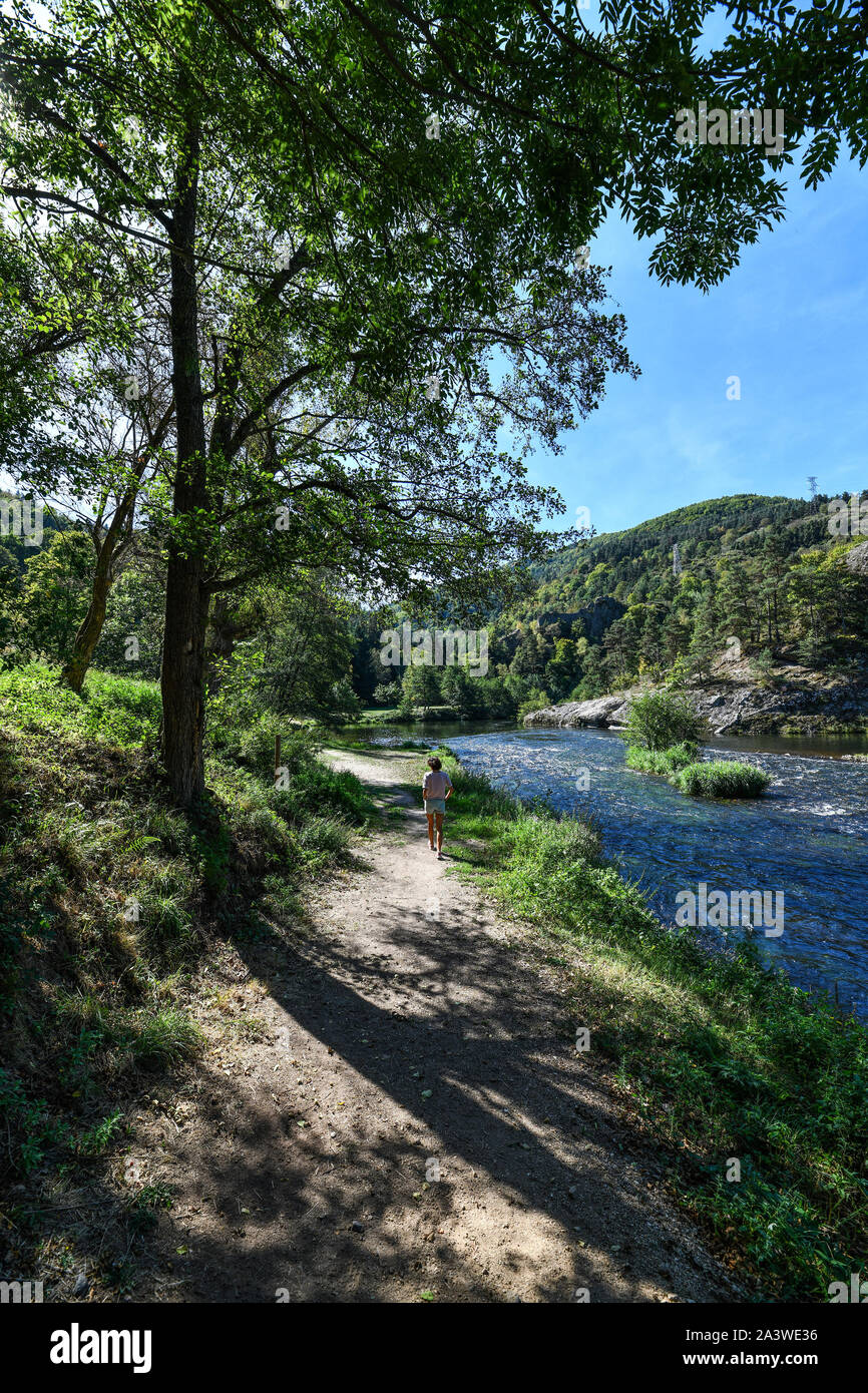 Monistrol-d'Allier (sud-est de la France). Scène verdoyante et Walker sur la rivière Allier, dans le sud-est de la France. Banque D'Images