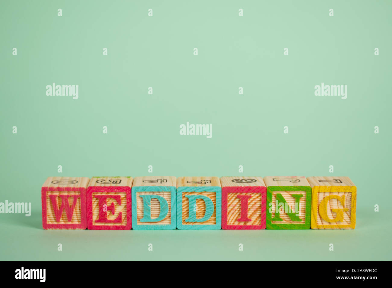 Le Mot Mariage En Couleur Des Blocs De Bois Avec Un Fond Vert Drole Et Original Pour Votre Carte D Invitation De Mariage Y Compris L Espace De Copie Photo Stock Alamy