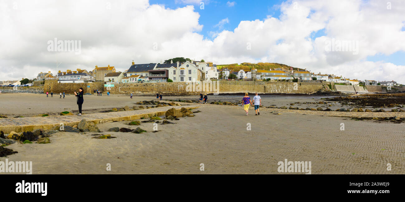 Les visiteurs et les touristes à marcher le long de la plage entre Saint Michaels Marazion et monter dans l'île Cornwall Banque D'Images