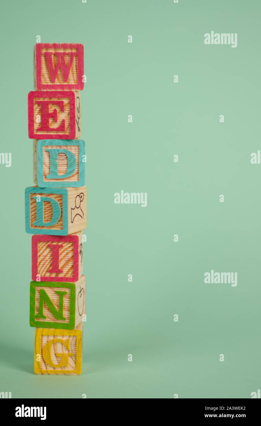 Le Mot Mariage En Couleur Des Blocs De Bois Avec Un Fond Vert Drole Et Original Pour Votre Carte D Invitation De Mariage Y Compris L Espace De Copie Photo Stock Alamy