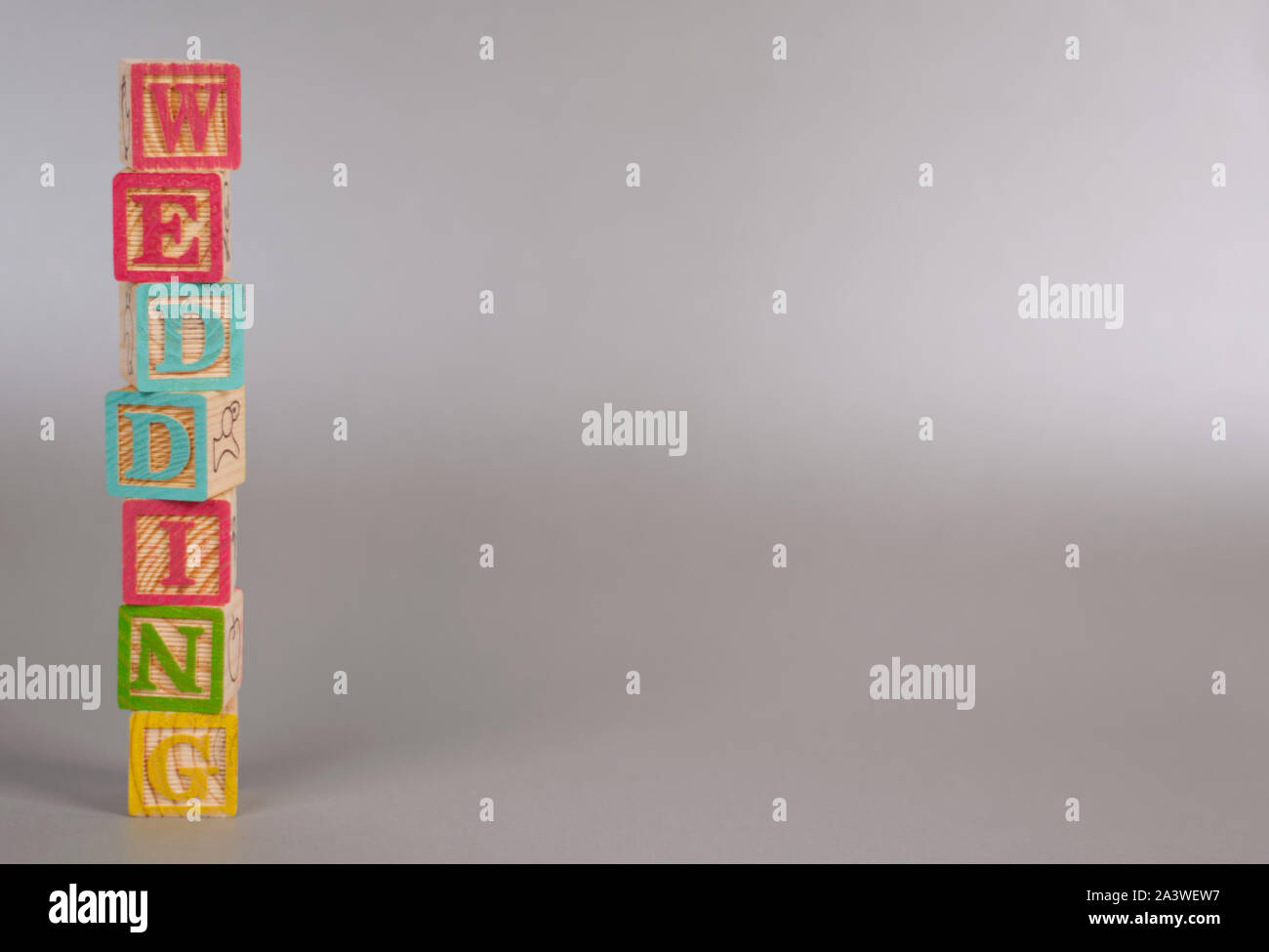 Le Mot Mariage En Couleur Des Blocs De Bois Avec Un Fond Vert Drole Et Original Pour Votre Carte D Invitation De Mariage Y Compris L Espace De Copie Photo Stock Alamy