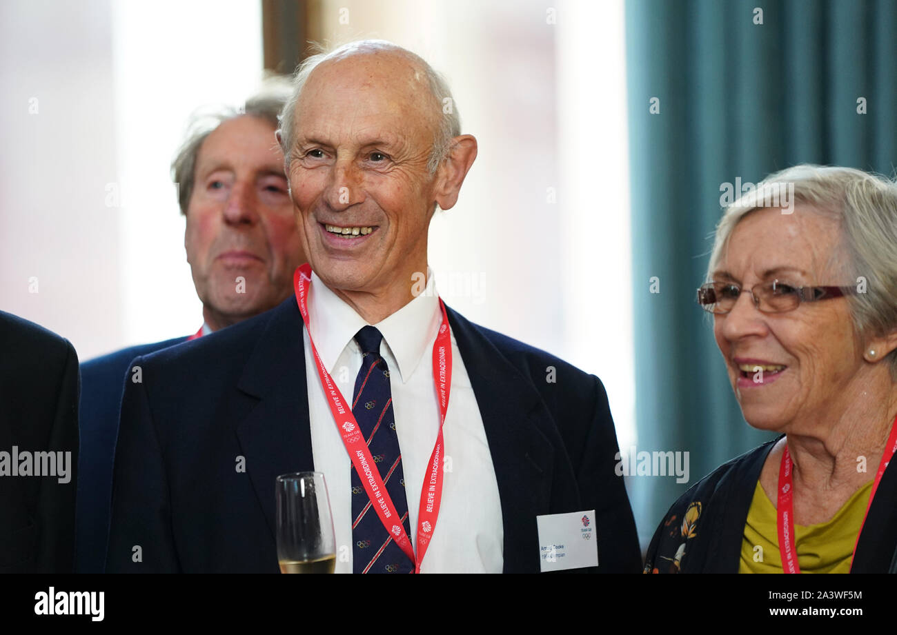 L'Olympienne 1964 Arnold Cooke célèbre le 55e anniversaire de la cérémonie d'ouverture des Jeux Olympiques de Tokyo 1964 au ministère des Affaires étrangères et du Commonwealth, Londres. Banque D'Images