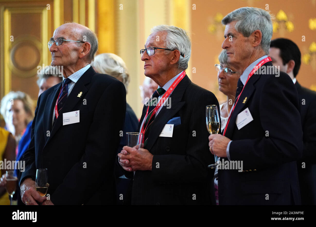 Olympiens 1964 John Cadman et Christopher Langhorne célébrer le 55e anniversaire de la cérémonie d'ouverture des Jeux Olympiques de Tokyo 1964 Le ministère des Affaires étrangères et du Commonwealth, Londres. Banque D'Images