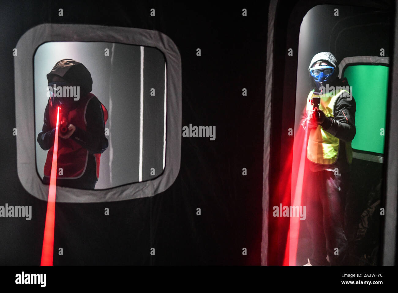 Lyon (centre-est de la France). 2019/02/20. Bataille de l'air salle de jeux, un concept semblable à une combinaison de jeu laser futuriste et paintball. Dans une infl Banque D'Images