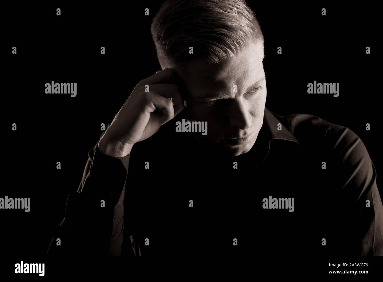 Touche Bas portrait d'un homme à côté, noir et blanc. Banque D'Images
