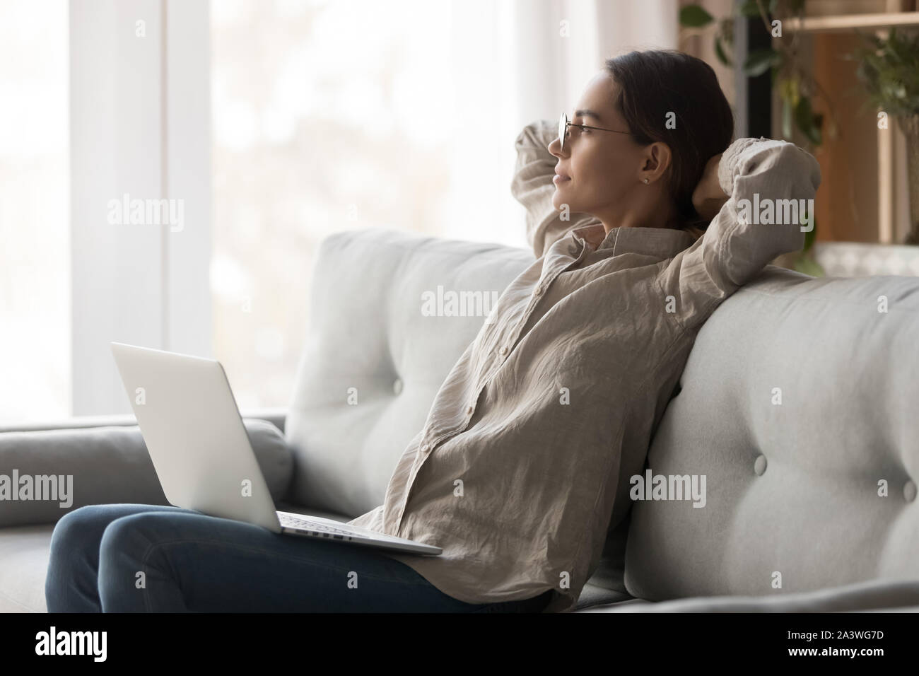 Femme de rêve heureux d'étirement relaxant assis sur table avec coffre Banque D'Images