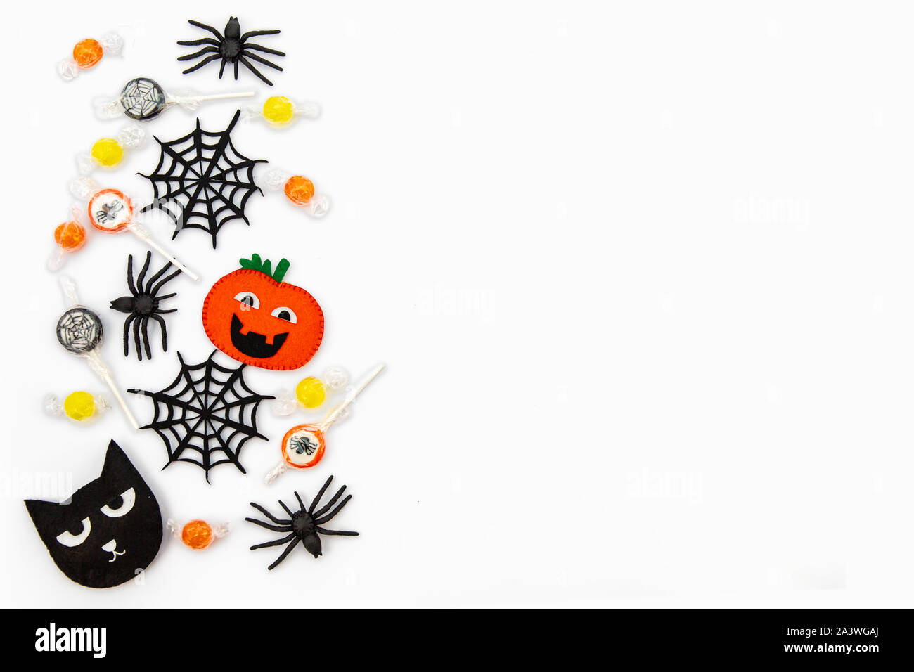 Arrière-plan de l'Halloween. Chocolats Orange, des toiles d'araignée, sucettes, cat, ghost, boo ! L'espace de copie. isolé sur fond blanc. Mise à plat, vue du dessus Banque D'Images