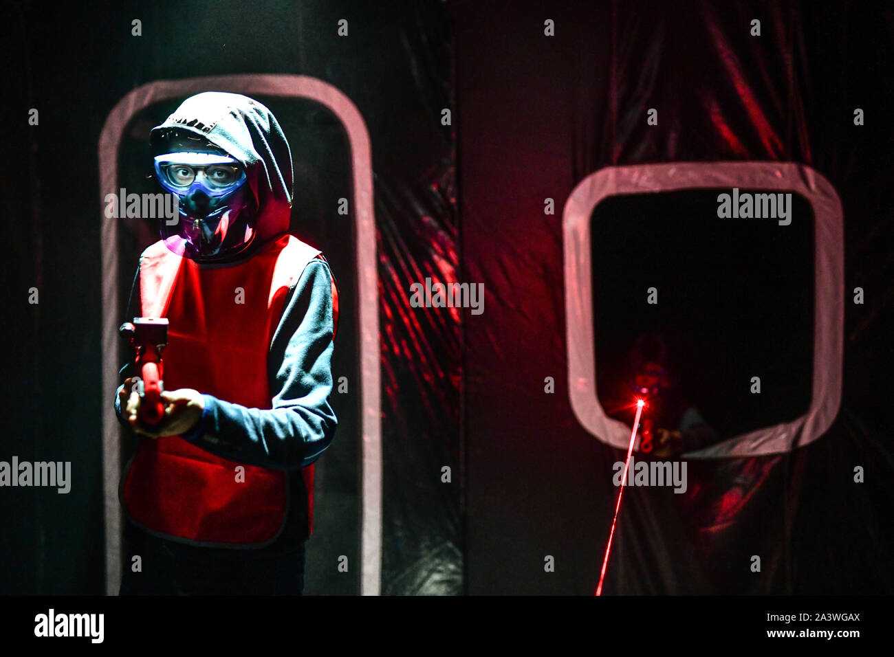 Lyon (centre-est de la France). 2019/02/20. Bataille de l'air salle de jeux, un concept semblable à une combinaison de jeu laser futuriste et paintball. Dans une infl Banque D'Images