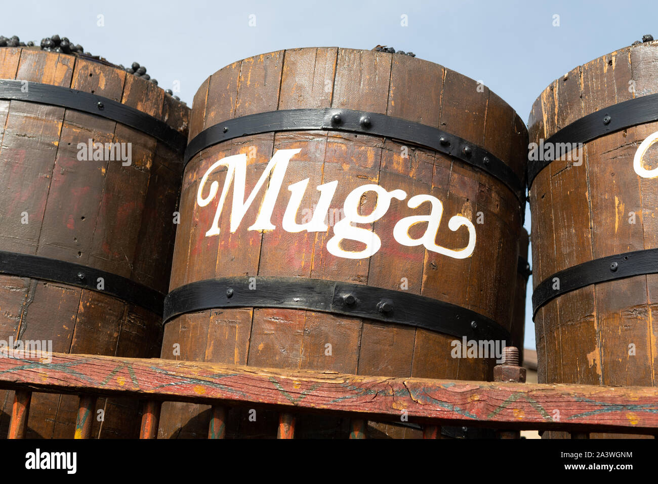 Cuves de raisins du sur place sur l'écran à l'extérieur de Bodegas Muga, Haro, La Rioja, Espagne Banque D'Images