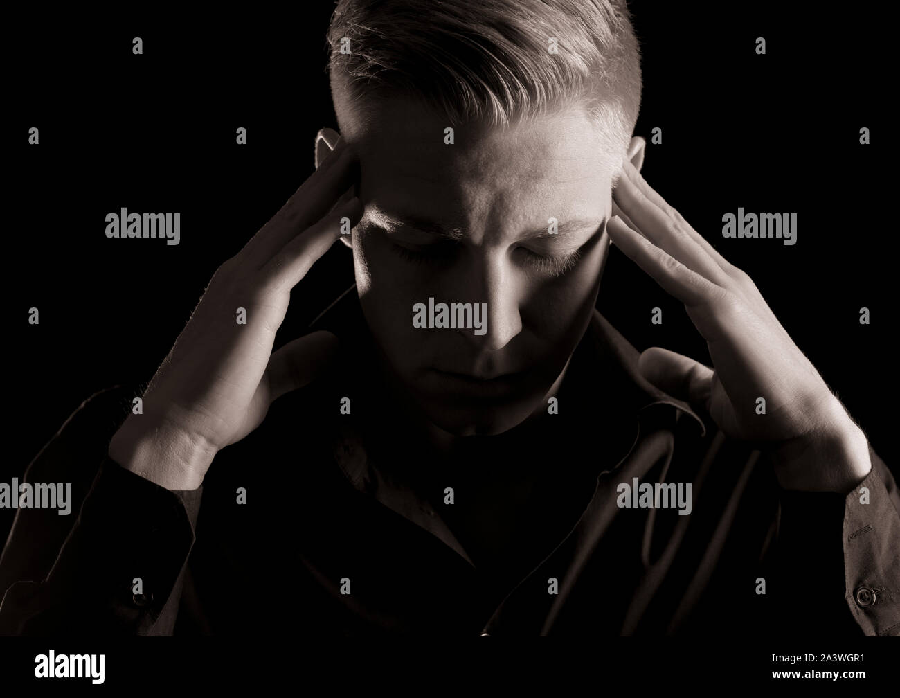 Touche Bas portrait d'un homme avec les yeux fermés, noir et blanc. Banque D'Images