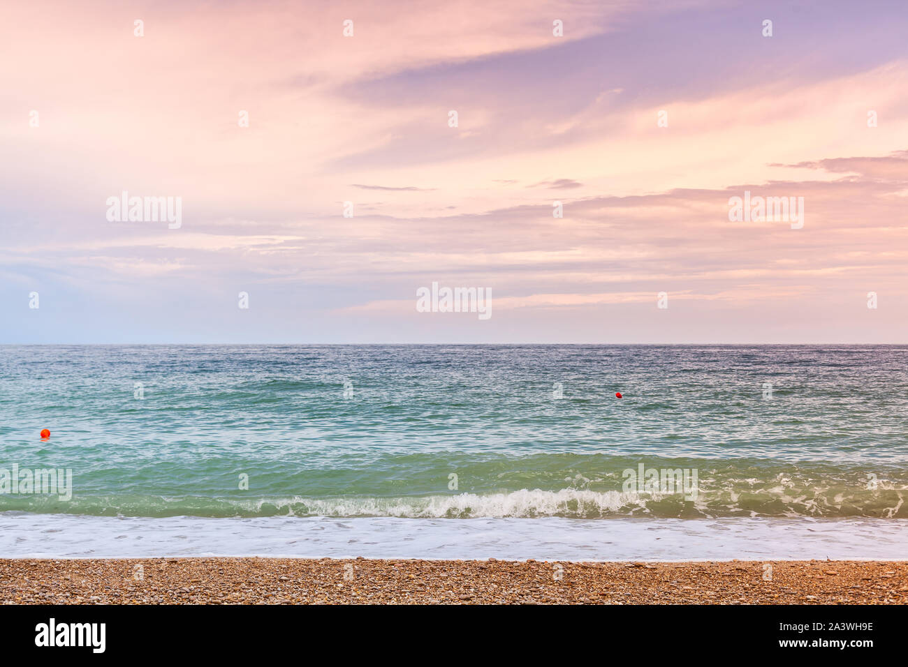 Plage vide au début de la matinée, photo de fond naturel. Paysage d'été avec la côte de la mer de sable coloré sous ciel nuageux Banque D'Images