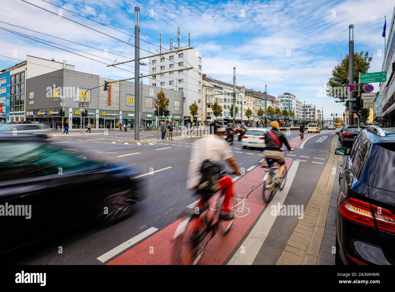 22.09.2019, Bonn, Rhénanie du Nord-Westphalie, Allemagne - carrefour avec les cyclistes et les voitures, Bonn, Rhénanie du Nord-Westphalie, Allemagne 22.09.2019, Bonn, Nordrhe Banque D'Images