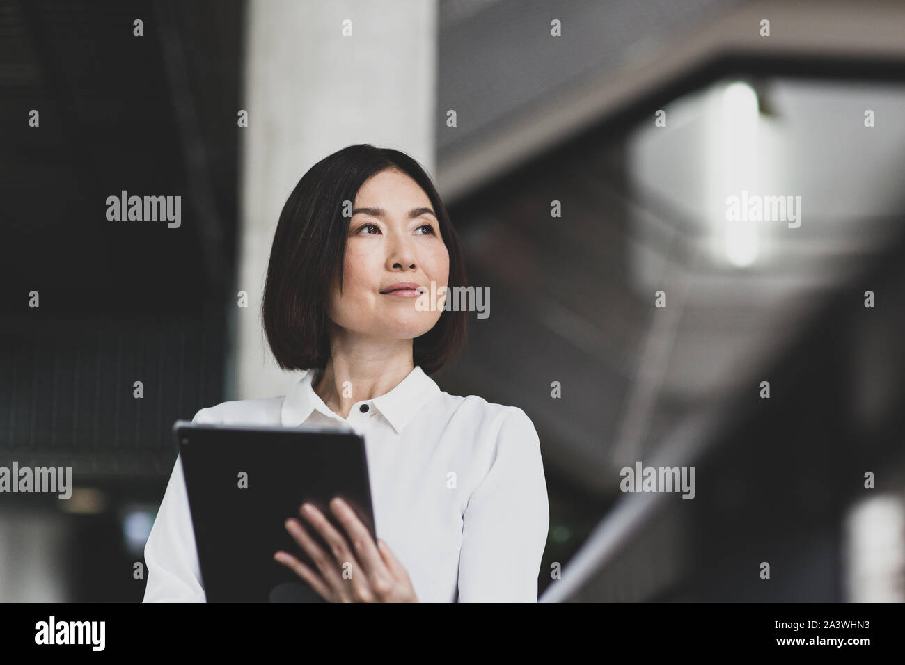 Japanese businesswoman using digital tablet in a Corporate Office Banque D'Images