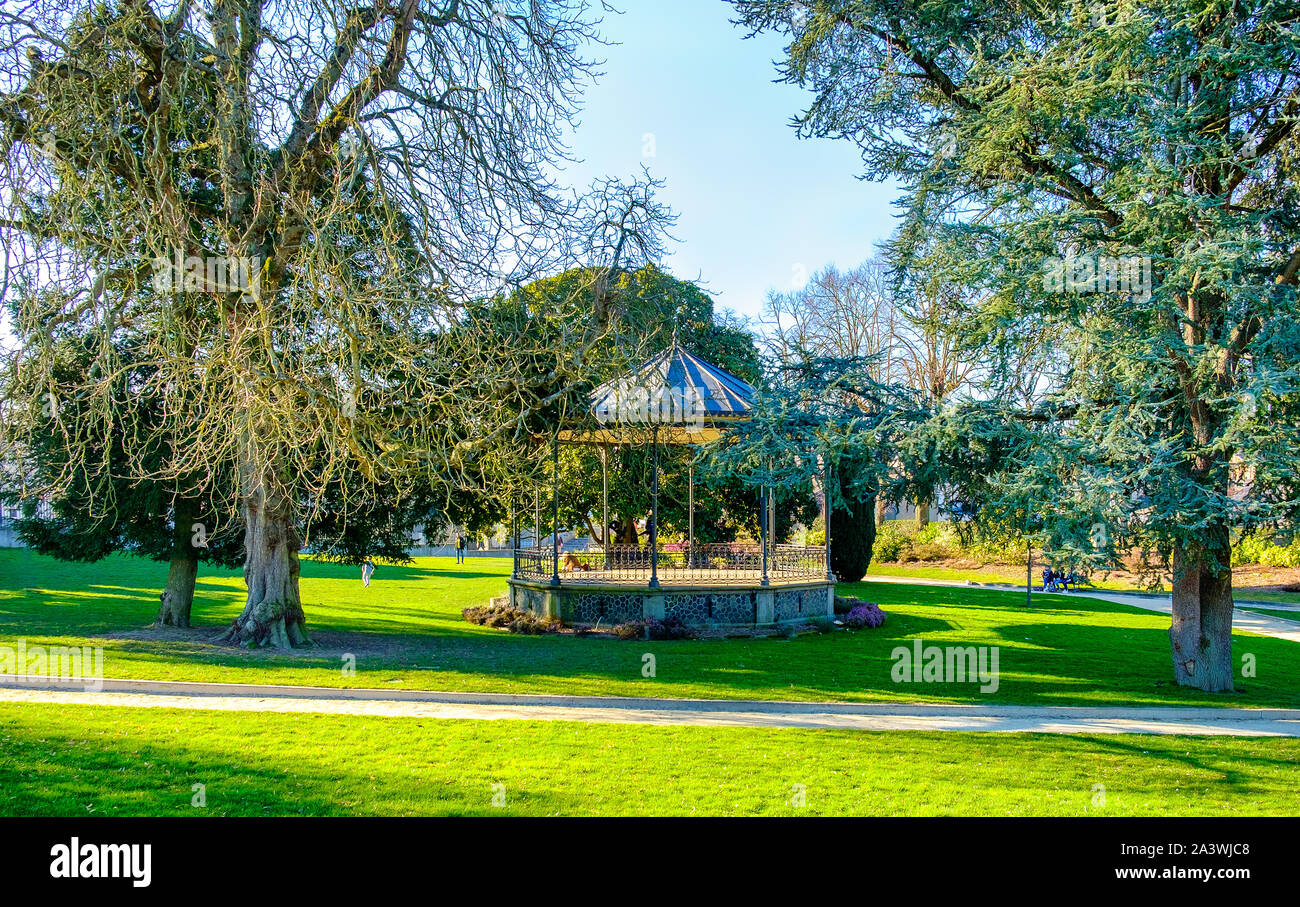 Mayenne, France, février 2019, kiosque à musique dans le parc du musée du Château de Mayenne Banque D'Images