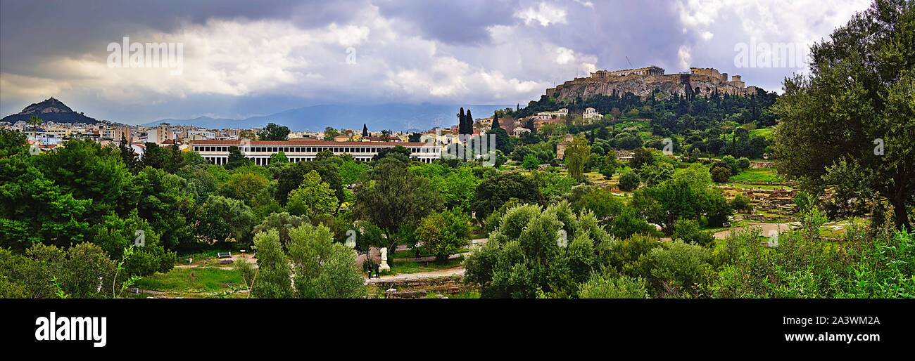 L'ancienne agora et l'acropole, Stoa d'Attalos et la colline du Lycabette. Beau paysage, nature et monuments anciens panorama. Banque D'Images